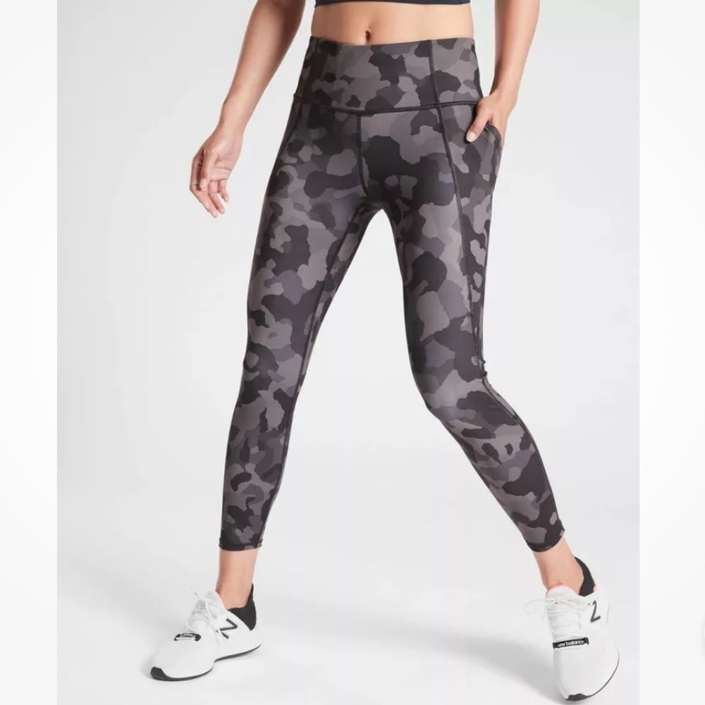 Athleta Lightning Camo 7/8 Tight Leggings Women’s Size S in SuperSonic Athletic